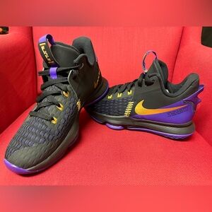Nike LeBron Witness 5 Lakers - Black/Metallic Gold/Fierce Purple
Men’s size 8